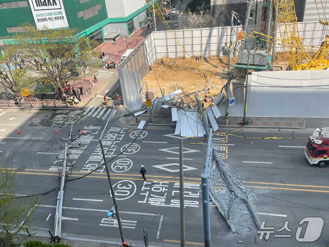 11일 오후 2시 51분쯤 서울 영등포구 영등포동의 한 공사현장에서 전신주가 도로 방면으로 쓰려졌다. 2025.4.11/ 뉴스1 정윤미 기자