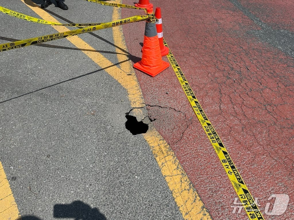 11일 낮 12시 41분께 대전 서구 월평동 은뜰삼거리 인근 도로에서 싱크홀이 발생했다. (대전소방본부 제공. 재판매 및 DB금지) /뉴스1 