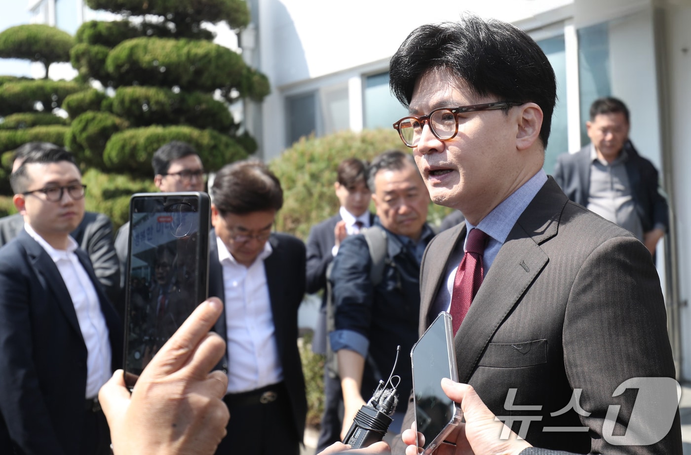 한동훈 국민의힘 전 대표가 11일 울산시 남구 명화공업 울산공장 앞에서 취재진의 질문에 답변하고 있다. 2025.4.11/뉴스1 ⓒ News1 조민주 기자
