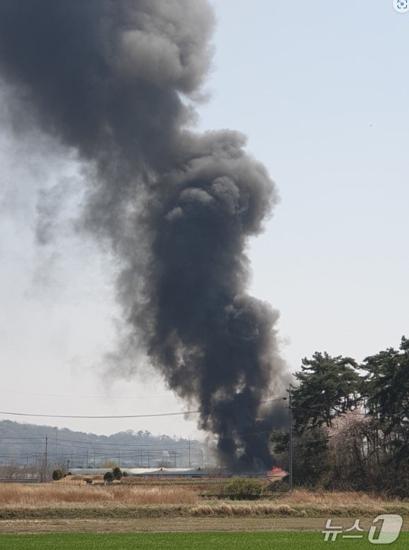   11일 낮 12시 47분께 전북자치도 부안군 행안면 한 돈사에서 불이 났다.(전북소방 제공. 재판매 및 DB금지)