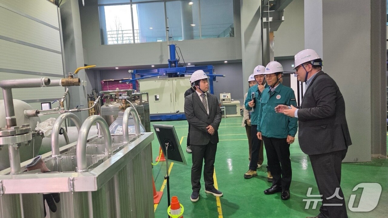송상근 부산항만공사 사장이 해양산업클러스터 현장을 시찰하고 있다.(BPA 제공. 재판매 및 DB 금지)