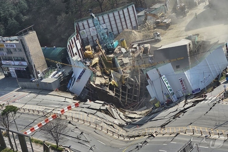 경기 광명시 양지사거리 부근 신안산선 공사장 붕괴 현장. (독자제공. 재판매 및 DB 금지) 2025.4.11/뉴스1