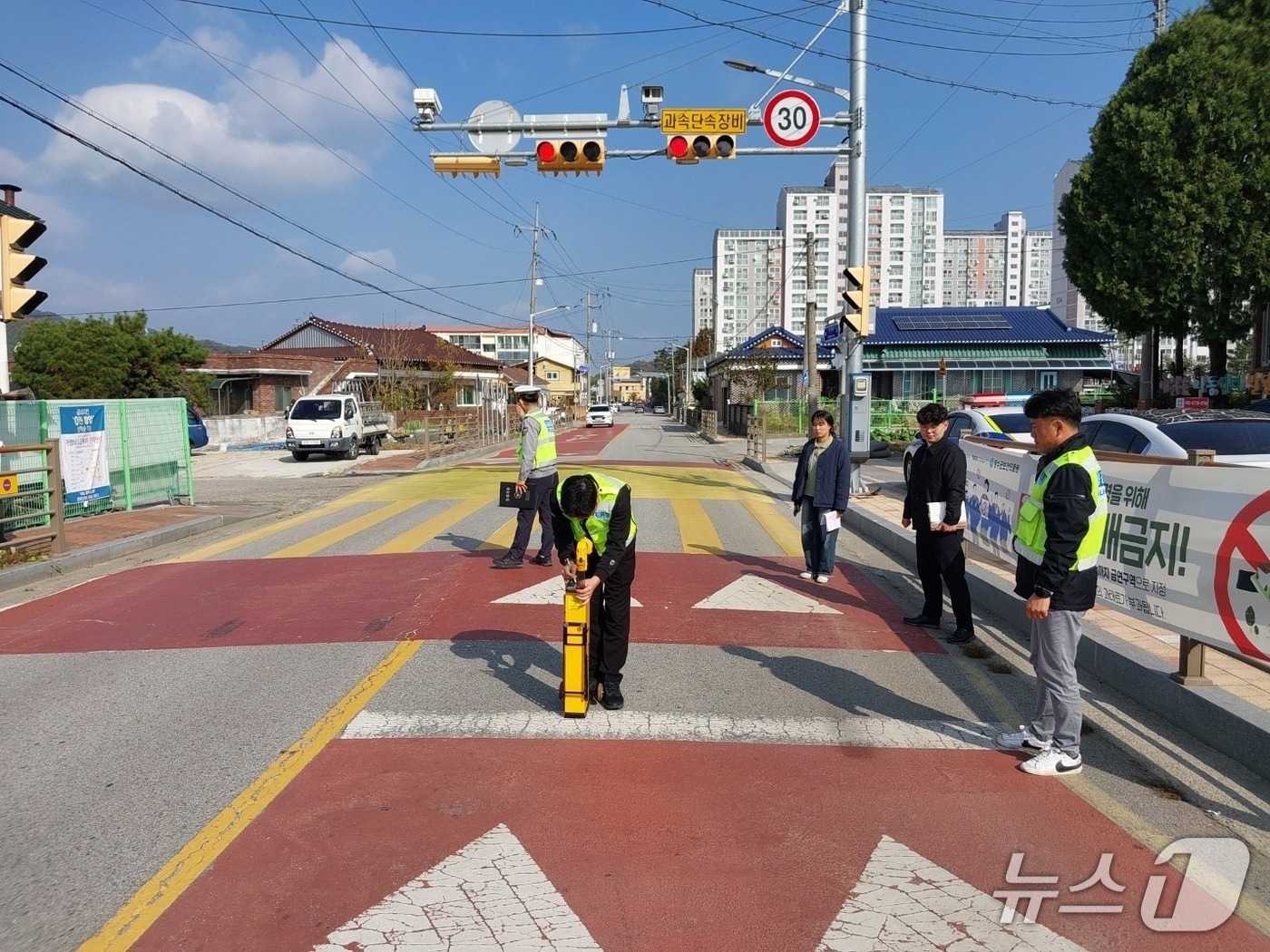 전북경찰청은 이달 말까지 노면 표시 재귀반사성능 점검을 실시한다고 11일 밝혔다.(전북경찰 제공. 재판매 및 DB금지) 