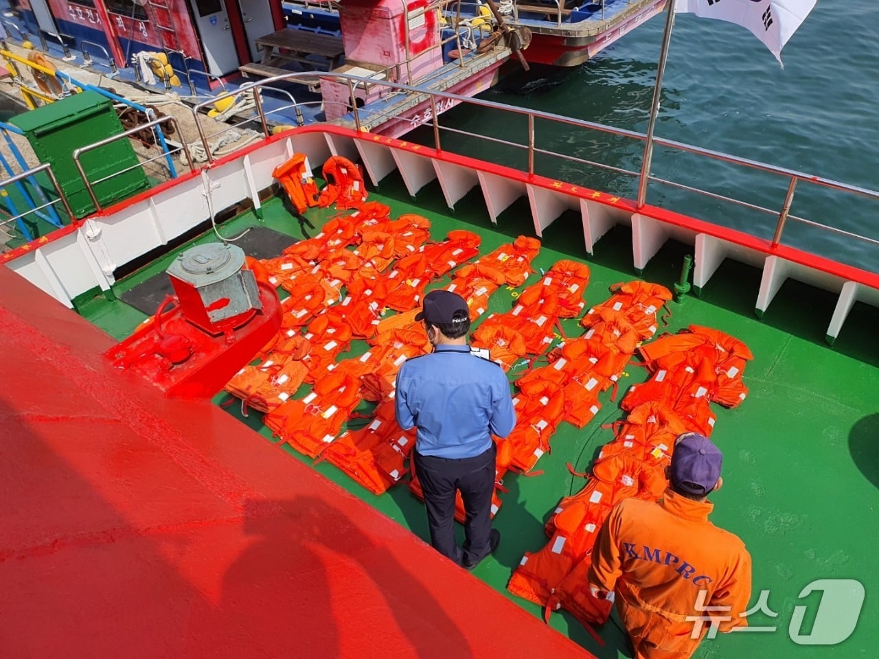 보령해경이 구명조끼를 점검하고 있다. (보령해경 제공. 재판매 및 DB금지)/뉴스1