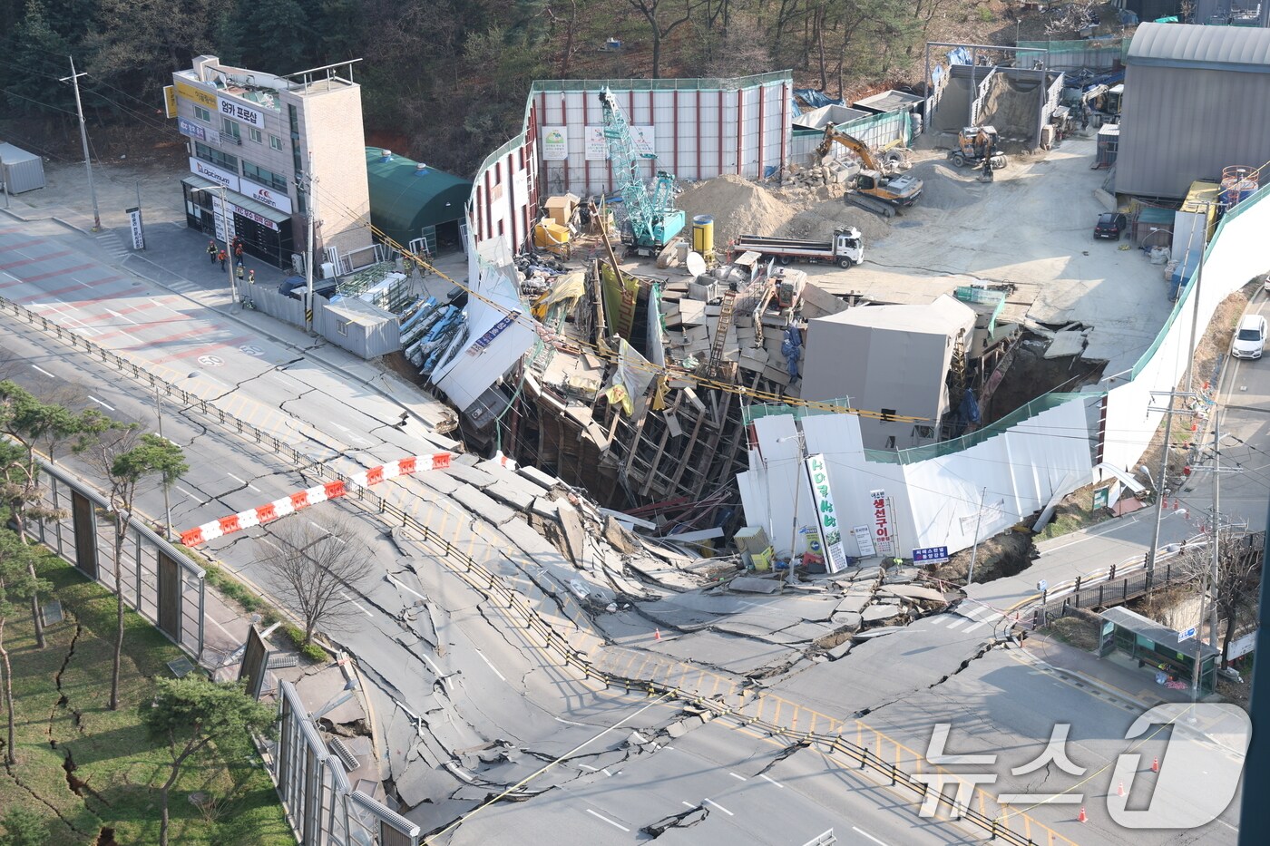 11일 오후 경기 광명시 일직동 신안산선 공사 현장 인근이 붕괴돼 사고 현장이 통제되고 있다. 2025.4.11/뉴스1 ⓒ News1 김영운 기자