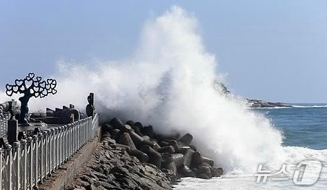 파도 자료사진/뉴스1(울산해경 제공. 재판매 및 DB 금지) /뉴스1