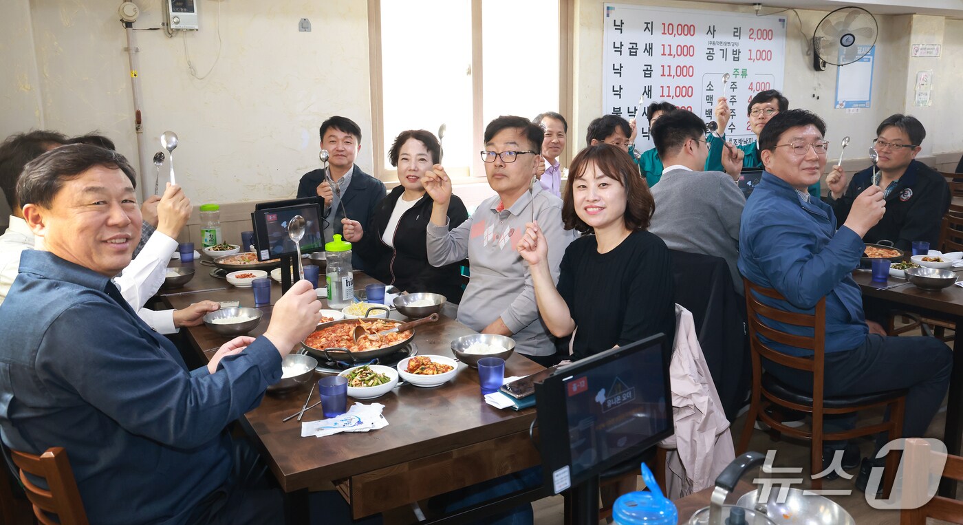 울산 동구청 직원들이 인근 음식점에서 점심식사를 하는 ‘지역 음식점 이용의 날’에 참여하고 있다.(울산 동구 제공.재판매 및 DB 금지) /뉴스1