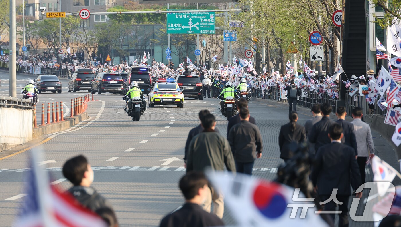 윤석열 전 대통령이 11일 오후 서울 용산구 대통령 관저에서 나와 차량을 탄 채 지지자들에게 인사하고 있다. (공동취재) 2025.4.11/뉴스1 ⓒ News1 김성진 기자