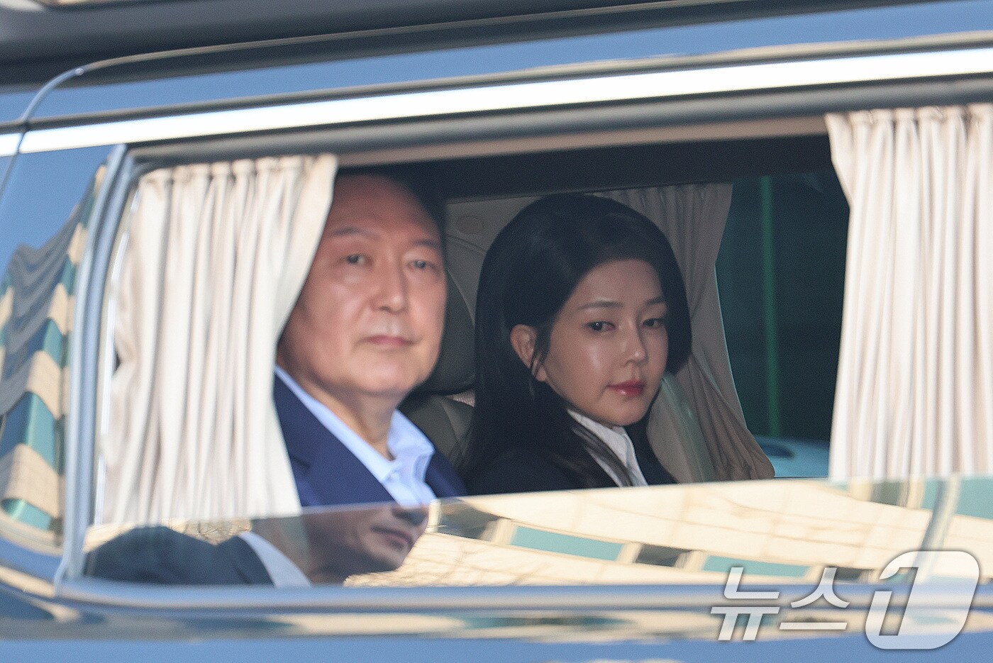 윤석열 전 대통령과 김건희 전 여사가 11일 오후 서울 용산구 대통령 관저에서 나와 서초동 사저로 이동하고 있다. (공동취재) 2025.4.11/뉴스1 ⓒ News1 김성진 기자