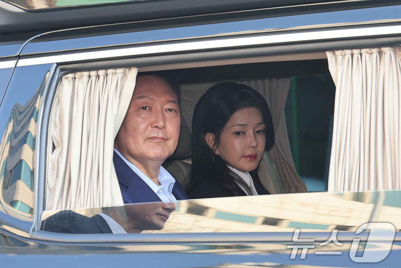 윤석열 전 대통령과 김건희 전 여사가 11일 오후 서울 용산구 대통령 관저를 떠나고 있다. (공동취재) 2025.4.11/뉴스1 ⓒ News1 신웅수 기자