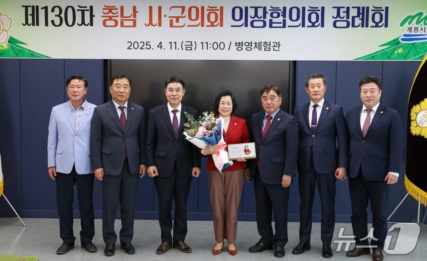 최국락 계룡시의원(가운데)이 충남시·군의회의장협의회로부터 ‘충남의정봉사대상'을 수상한 뒤 기념사진을 찍고 있다. (계룡시의회 제공. 재판매 및 DB금지) /뉴스1 