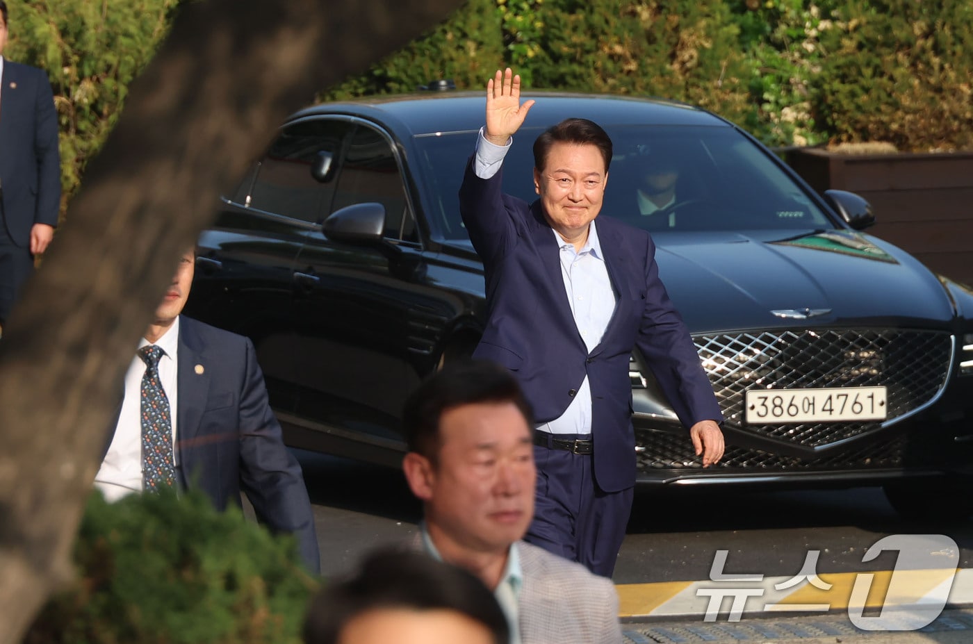 윤석열 전 대통령 파면 일주일만인 4월11일 오후 서울 한남동 공관을 나와 사저로 이동중 지지자들을 향해 인사하고 있다. 2025.04.11.[이승환기자] 2025.4.11/뉴스1 ⓒ News1 김성진 기자