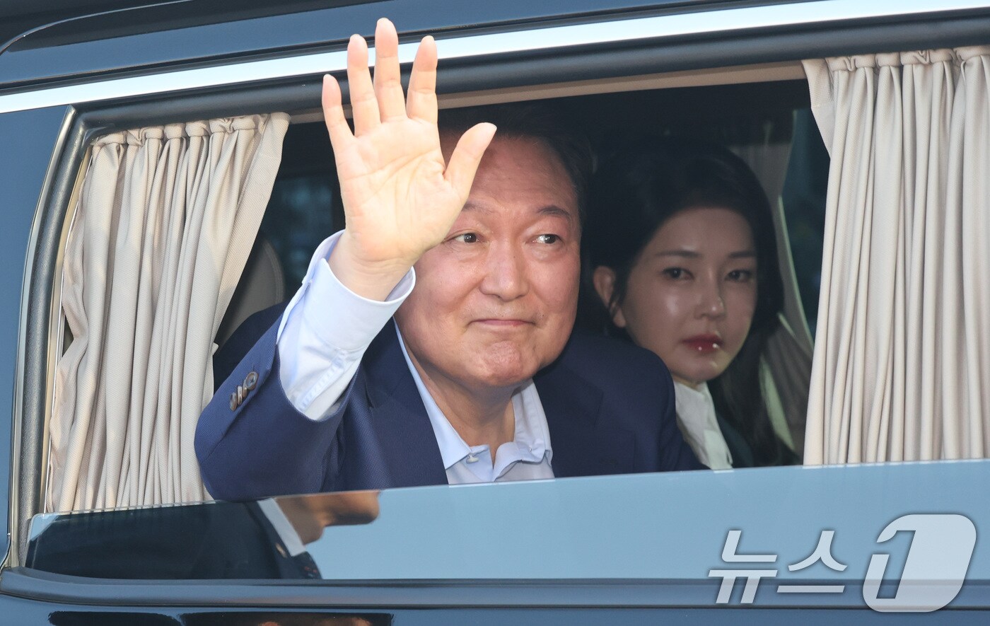윤석열 전 대통령과 김건희 여사가 헌법재판소 파면 결정 후 일주일 만인 11일 오후 서울 용산구 한남동 대통령 관저를 떠나고 있다. (공동취재) 2025.4.11/뉴스1 ⓒ News1 김성진 기자