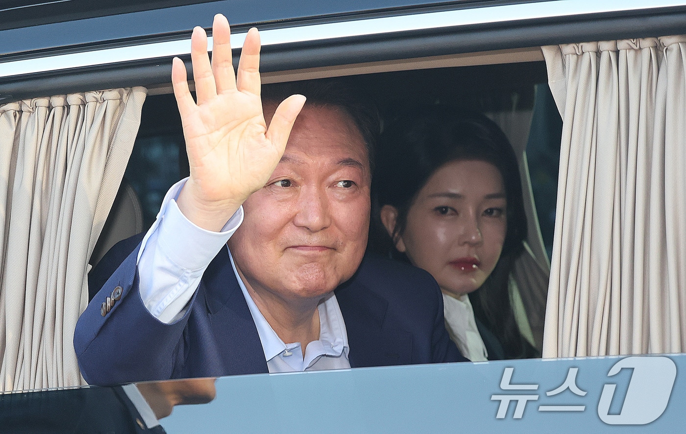 윤석열 전 대통령과 부인 김건희 여사가 11일 오후 서울 용산구 한남동 대통령 관저를 떠나 서초동 사저로 이동하며 지지자들과 인사를 하고 있다. (공동취재) 2025.4.11/뉴스1 ⓒ News1 김성진 기자