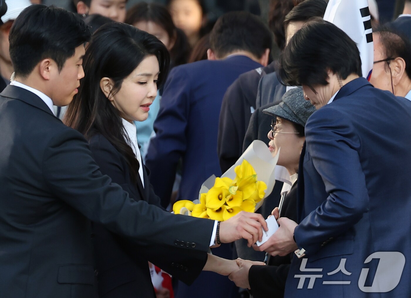 김건희 여사가 11일 서울 서초구 아크로비스타 사저로 향하며 꽃다발을 선물받고 있다. (공동취재) 2025.4.11/뉴스1 ⓒ News1 박세연 기자