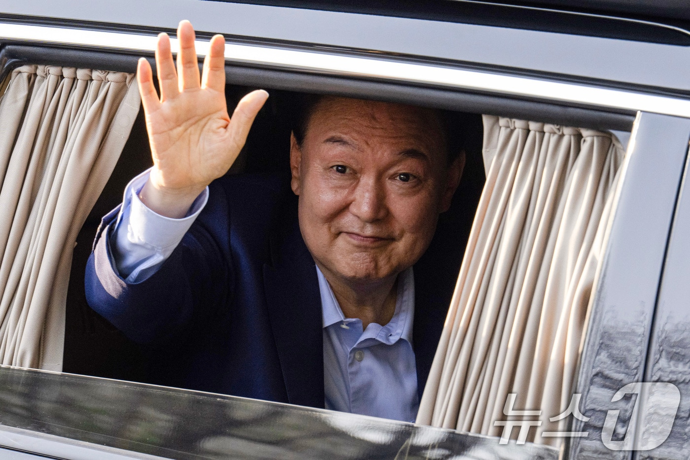 윤석열 전 대통령이 11일 서울 서초구 아크로비스타 사저 앞에 도착해 지지자들을 향해 손을 흔들고 있다. (공동취재) 2025.4.11/뉴스1 ⓒ News1 김성진 기자