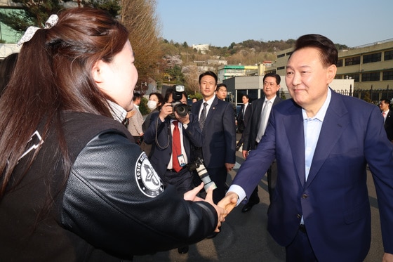 윤석열 전 대통령이 파면 결정 후 일주일 만인 11일 오후 서울 용산구 한남동 대통령 관저를 떠나기 앞서 정문 앞에서 자유대학 소속 학생들과 인사를 나누고 있다. (공동취재) 2025.4.11/뉴스1 ⓒ News1 김성진 기자