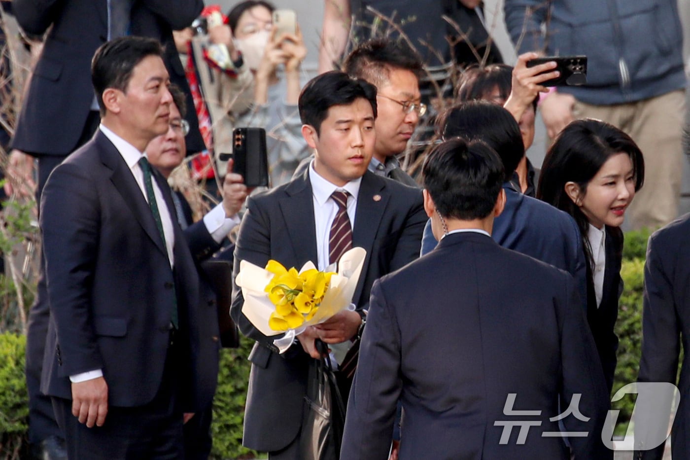 김성훈 경호처 차장이 11일 오후 서울 서초구 아크로비스타 정문에서 윤석열 대통령 부인 김건희 여사를 경호하고 있다. 2025.04.11 2025.4.11/뉴스1 ⓒ News1 박세연 기자