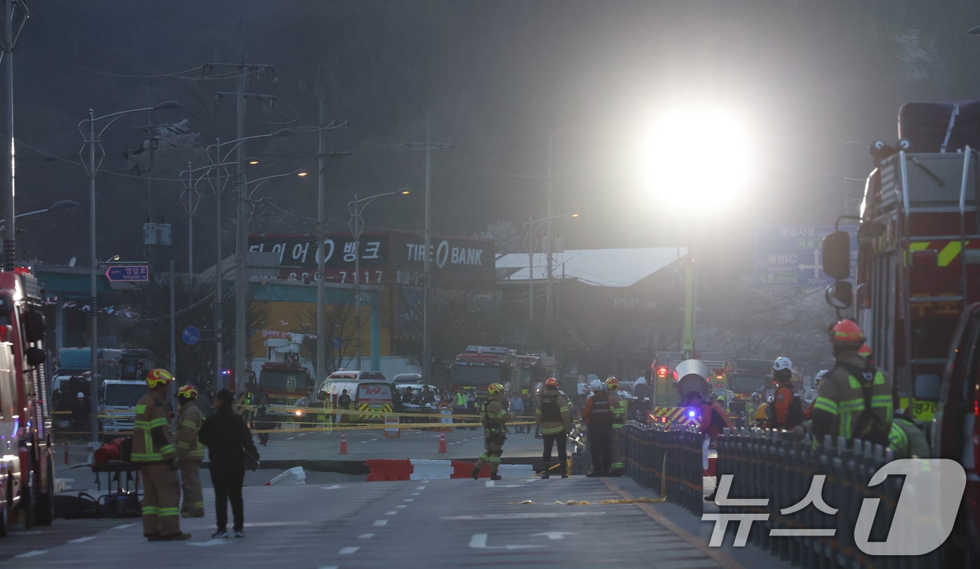 11일 오후 경기 광명시 일직동 양지사거리 부근 신안산선 제5-2공구 현장 일부 구간이 붕괴돼 소방대원들이 구조 활동을 펼치고 있다. 2025.4.11/뉴스1 ⓒ News1 김영운 기자