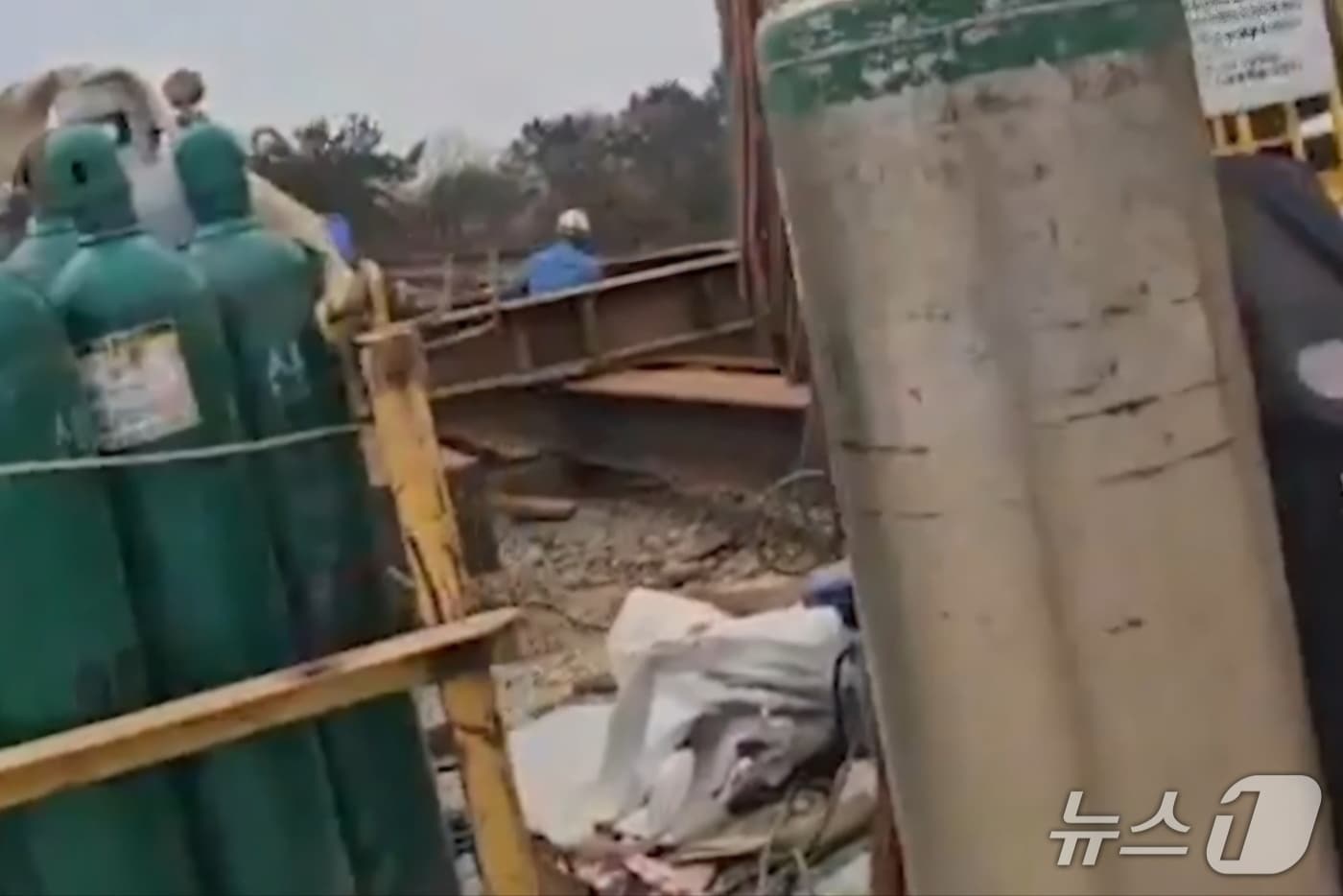 청광문화재단의 청광리미술관 공사현장에서 작업자가 고압산소통과 LPG 가스통 을 모아둔 곳 인근에서 용접 작업을 하고 있다. 2025. 4.10. 손연우 기자