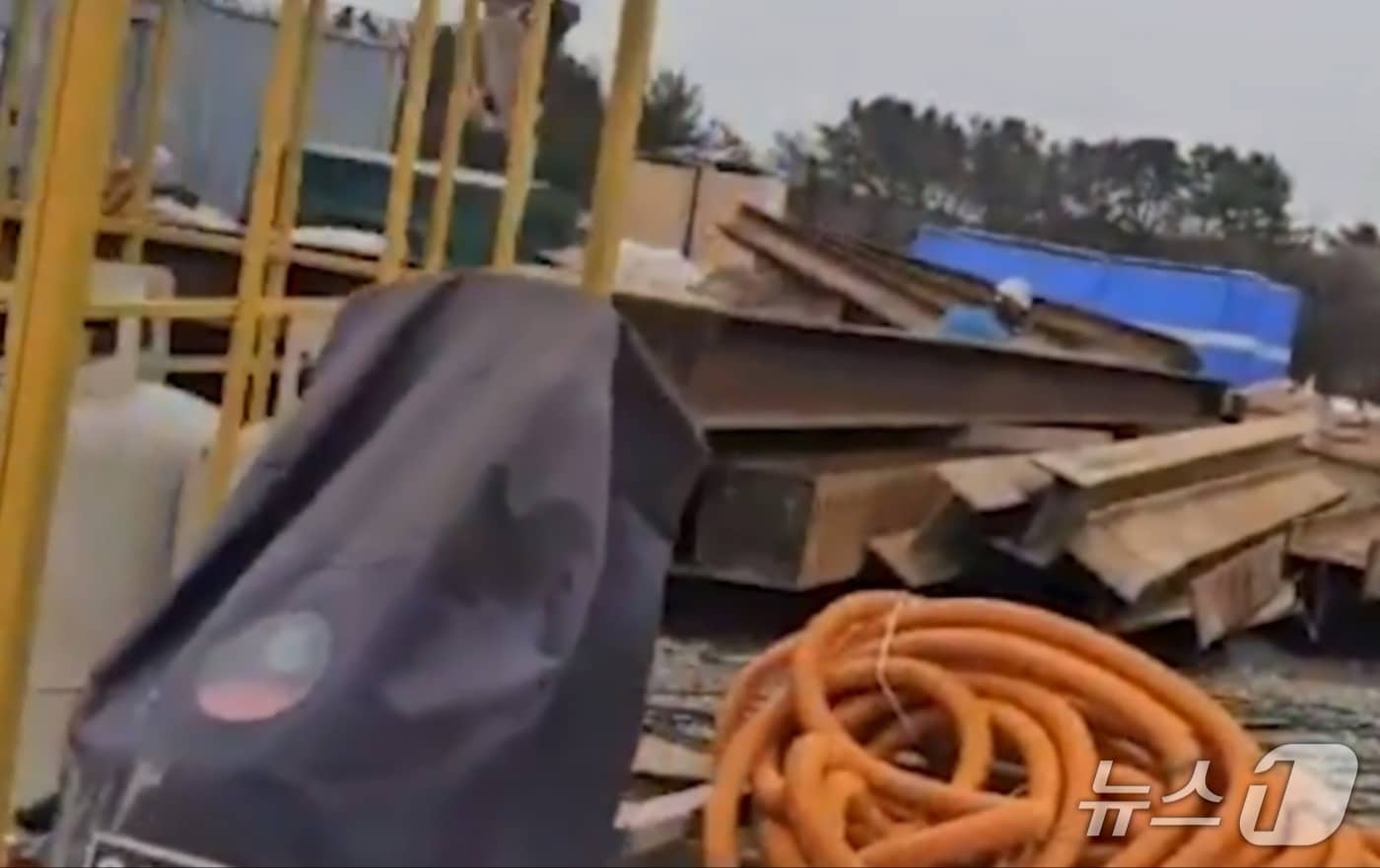 청광문화재단의 청광리미술관 공사현장에서 작업자가 고압산소통과 LPG 가스통 등을 모아둔 곳 인근에서 용접 작업을 하고 있다. 2025. 4.10. 손연우 기자