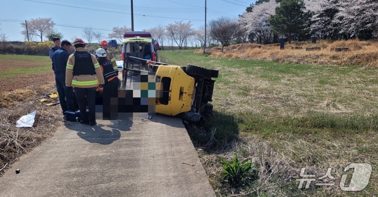 4월12일 전북 부안군 부안읍 소재 한 농로에서 지게차가 넘어져 70대 운전자가 숨지는 사고가 발생했다.( 전북자치도 소방본부 제공. 재판매 및 DB 금지)  
