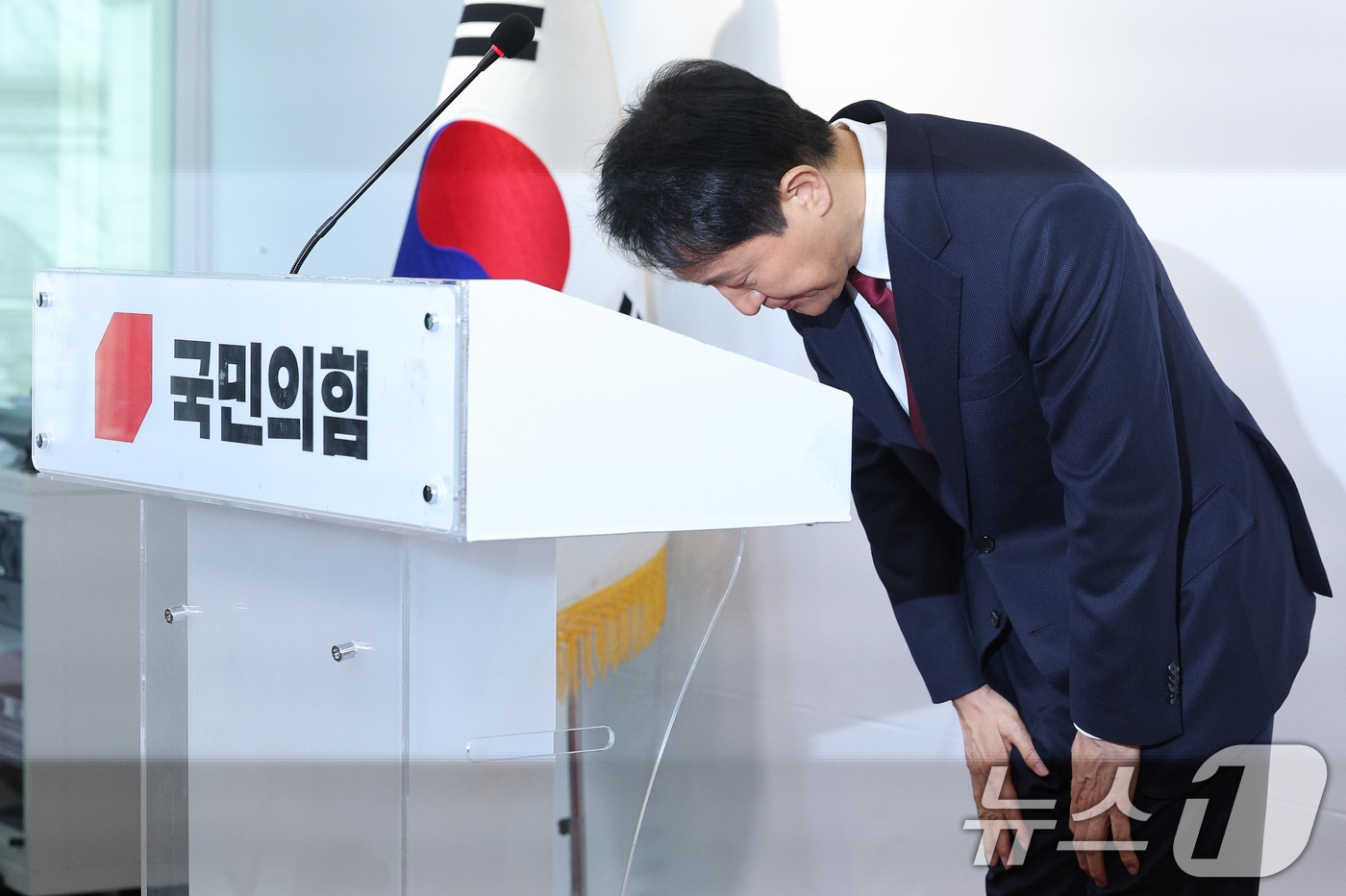 오세훈 서울시장이 12일 오전 서울 여의도 국민의힘 당사에서 가진 긴급 기자회견에서 대선 불출마 선언을 하고 있다. 오 시장은 "국민이 다시 보수에 국정에 책임질 기회를 주시려면 책임 있는 사람의 결단이 절실한 때"라며 "비정상의 정상화를 위해 백의종군으로 마중물 역할을 하겠다"고 말했다. 2025.4.12/뉴스1 ⓒ News1 신웅수 기자