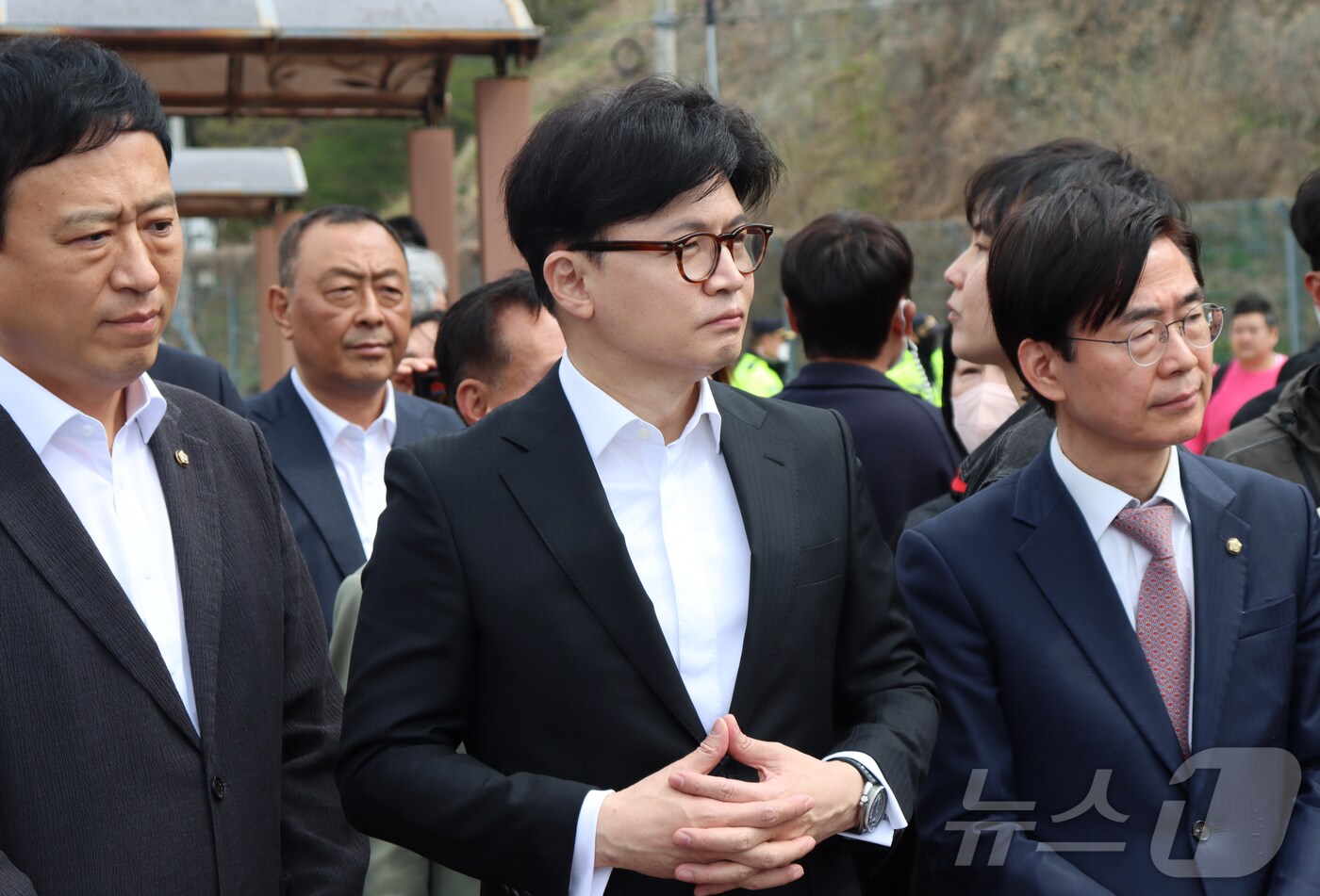 한동훈 전 국민의힘 대표가 12일 가덕신도시공항 부지를 방문해 현장 관계자의 브리핑을 듣고 있다. &#40;국민먼저캠프 제공. 재판매 및 DB 금지&#41; 2025.4.12/뉴스1 ⓒ News1 김민지 기자