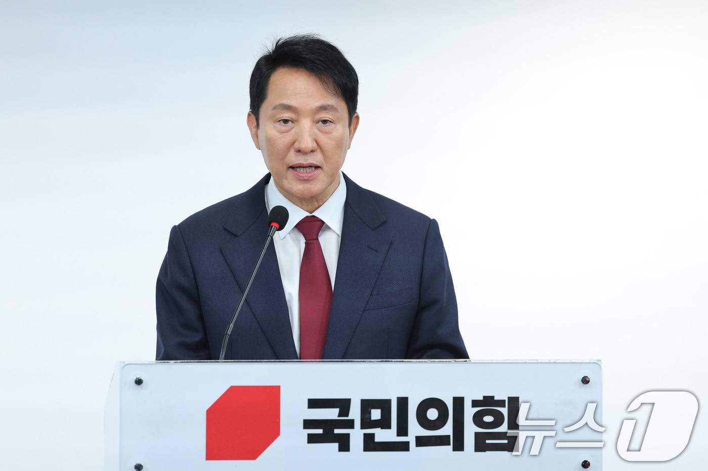 오세훈 서울시장이 12일 오전 서울 여의도 국민의힘 당사에서 가진 긴급 기자회견에서 대선 불출마 선언을 하고 있다. 오 시장은 "국민이 다시 보수에 국정에 책임질 기회를 주시려면 책임 있는 사람의 결단이 절실한 때"라며 "비정상의 정상화를 위해 백의종군으로 마중물 역할을 하겠다"고 말했다. 2025.4.12/뉴스1 ⓒ News1 신웅수 기자