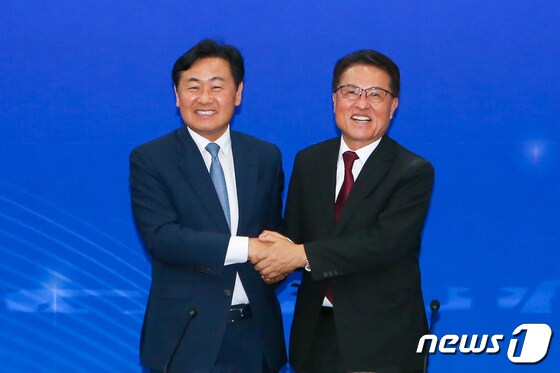 지난 2022년 6월21일 김관영 당시 전북도지사 당선인(왼쪽)이 국민의힘 전북도당을 찾아 정운천 도당위원장(오른쪽)과 협치를 다짐하며 악수를 하고 있다./뉴스1