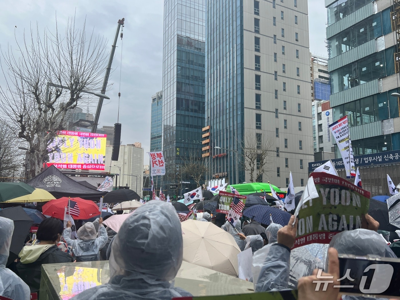12일 오후 2시부터 윤석열 전 대통령 지지자들이 교대역 근처에서 '윤 어게인' 집회를 열고 있다. 2025.04.12/뉴스1 ⓒ 뉴스1 김민수 기자