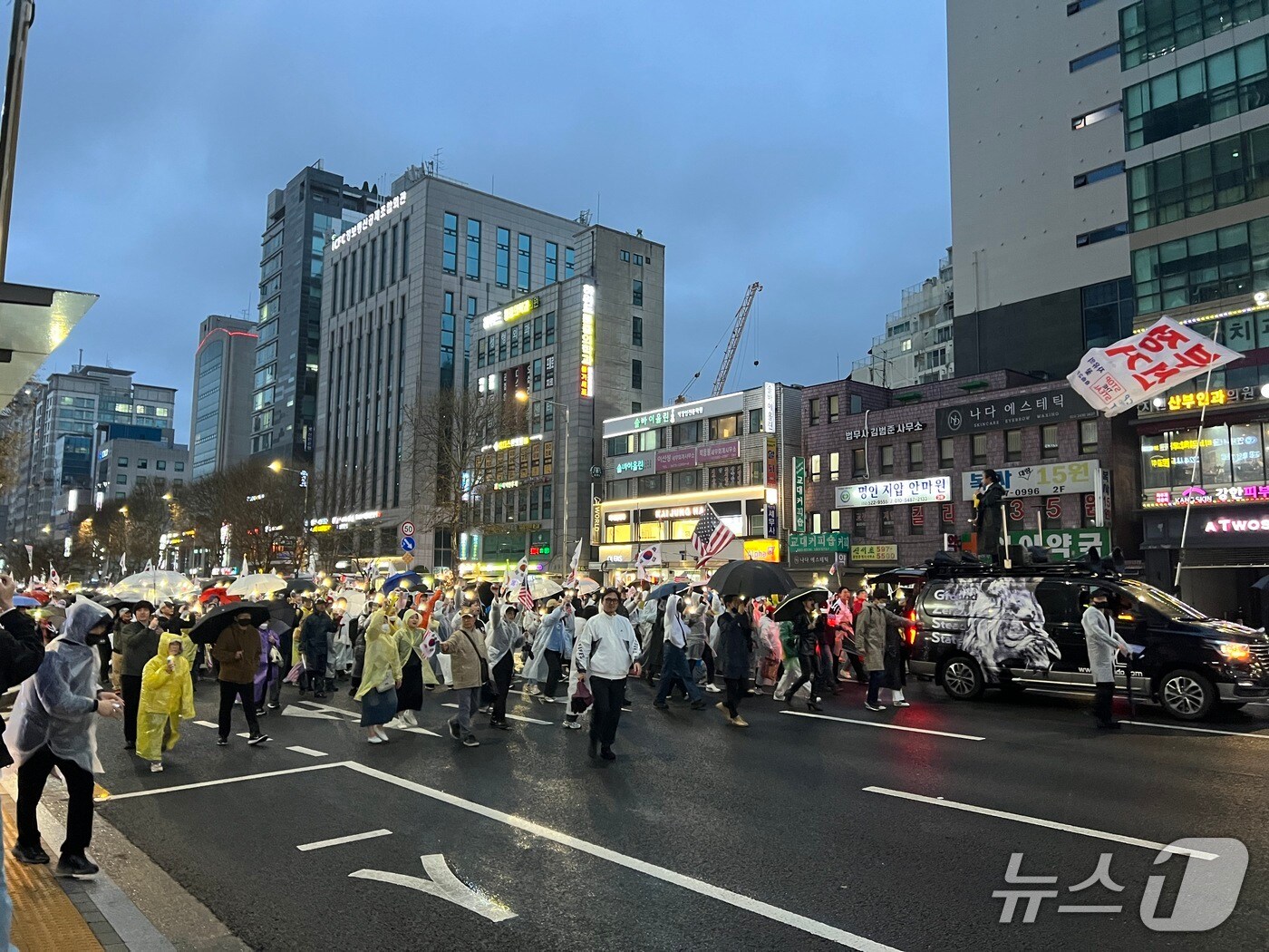 12일 오후 윤 전 대통령의 복귀를 촉구하는 집회 참가자들이 서울 교대역 인근에서 행진을 하고 있다. 2025.04.12/뉴스1 ⓒ 뉴스1 김민수 기자