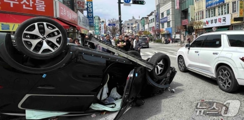 지난 12일 오후 1시 15분쯤 강원 원주시 중앙동의 한 도로에서 교통사고가 발생, 80대 여성이 부상을 입고 병원으로 이송됐다. (강원특별자치도 소방본부. 재판매 및 DB금지) 2025.4.13/뉴스1