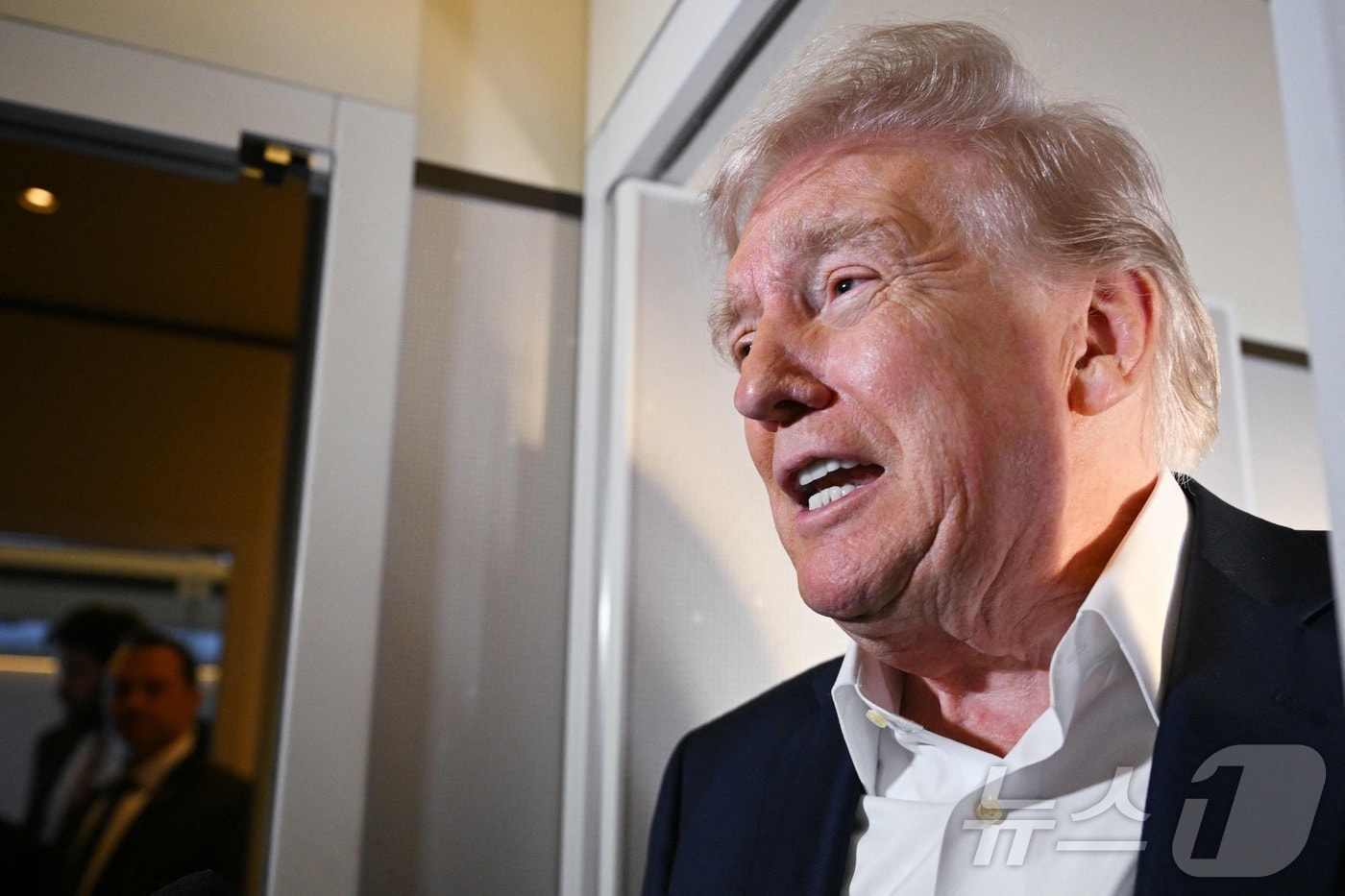 도널드 트럼프 미국 대통령이 11일(현지시간) 플로리다주 웨스트 팜비치에 있는 팜비치 국제 공항으로 이동하는 기내에서 취재진과 만나 “ 미국 국채는 잠깐 문제의 순간이 있었지만 내가 그 문제를 빨리 해결했다"고 밝히고 있다. 2025.04.13 ⓒ AFP=뉴스1 ⓒ News1 우동명 기자