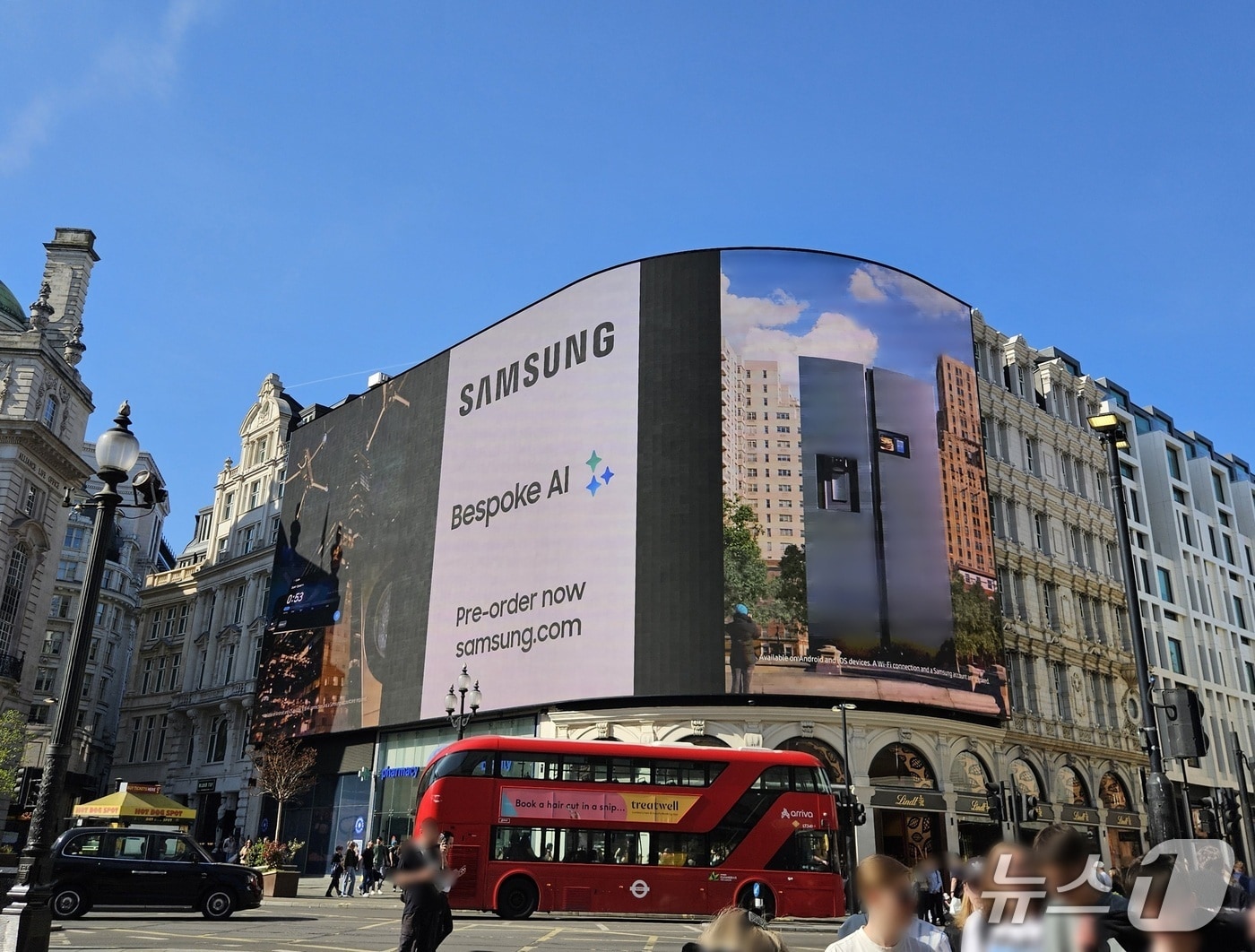 삼성전자가 영국 런던 피카딜리 광장에서 진행하는 '비스포크 AI' 옥외광고 모습(삼성전자 제공)