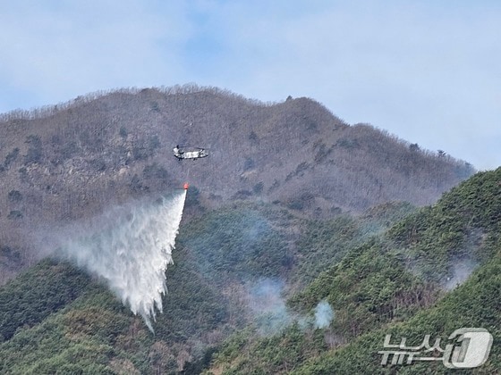 산불 진화 작업모습. 2025.3.30/뉴스1 ⓒ News1