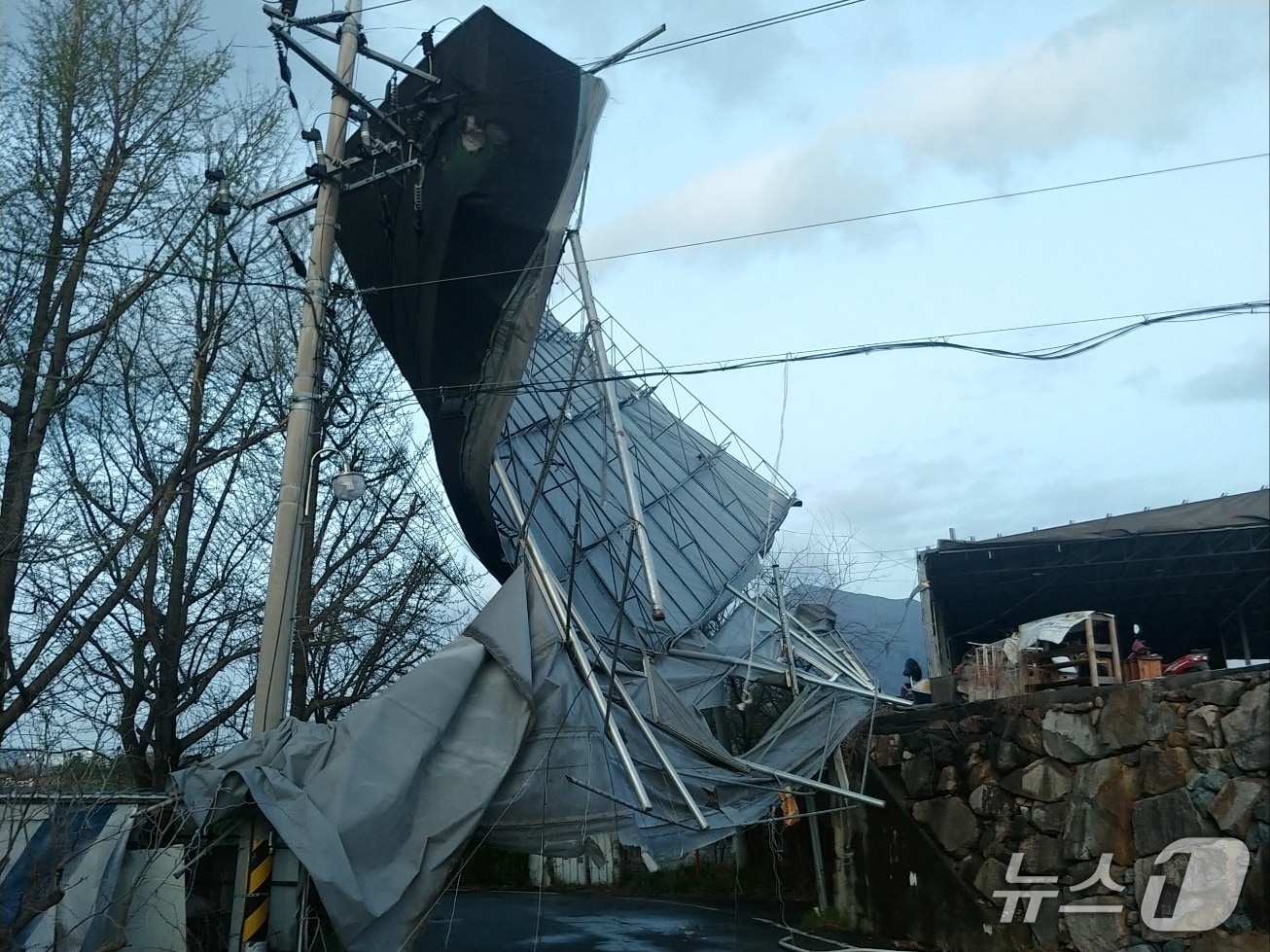 13일 오전 6시께 울산시 울주군 삼남읍 상천리에서 강풍에 날아간 페널이 전신주를 덮쳐 있다. (울산시 제공. 재판매 및 DB 금지) /뉴스1