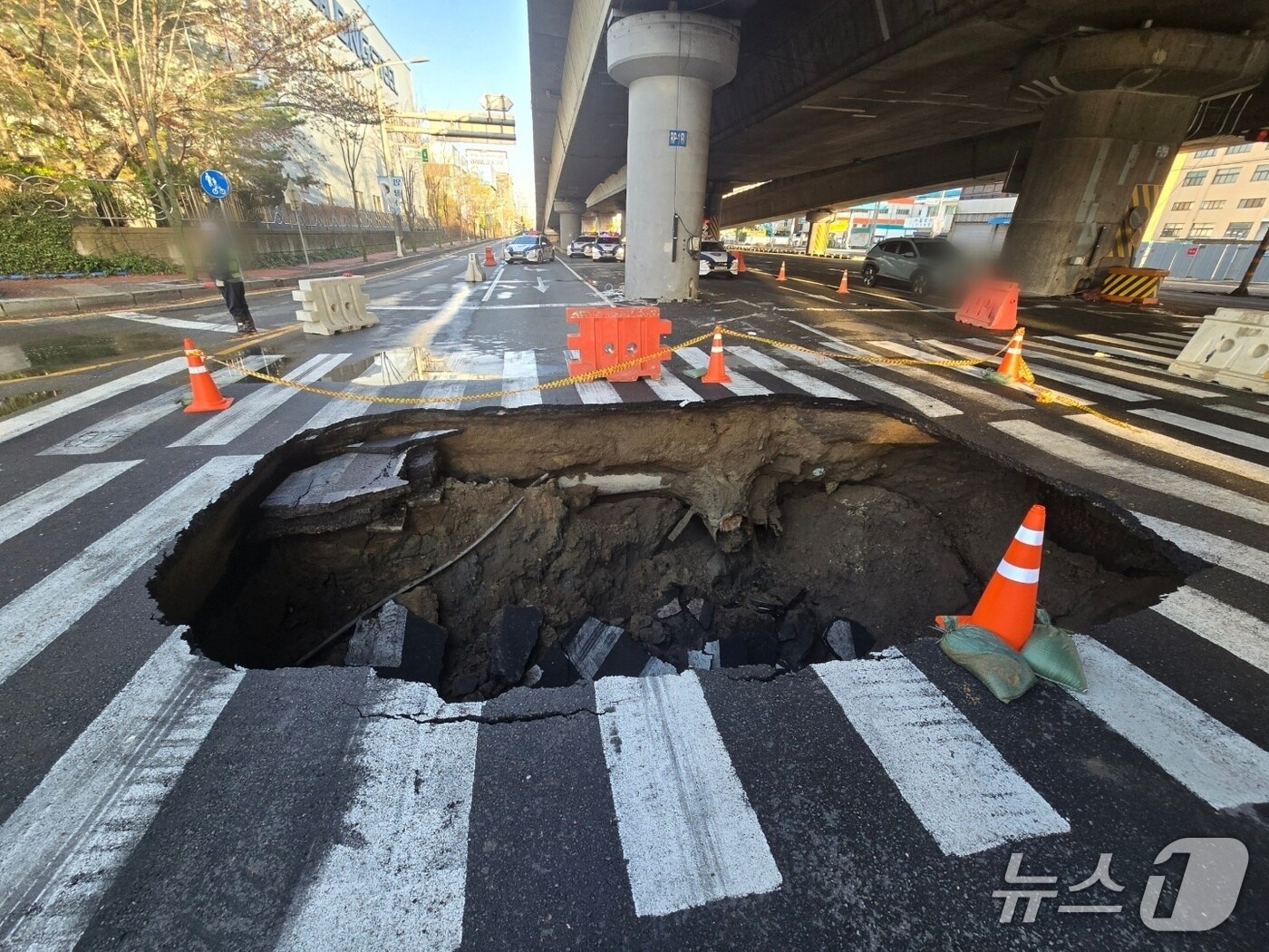 부산 땅꺼짐 사고 현장(부산소방재난본부 제공. 재판매 및 DB금지). 2025.4.13