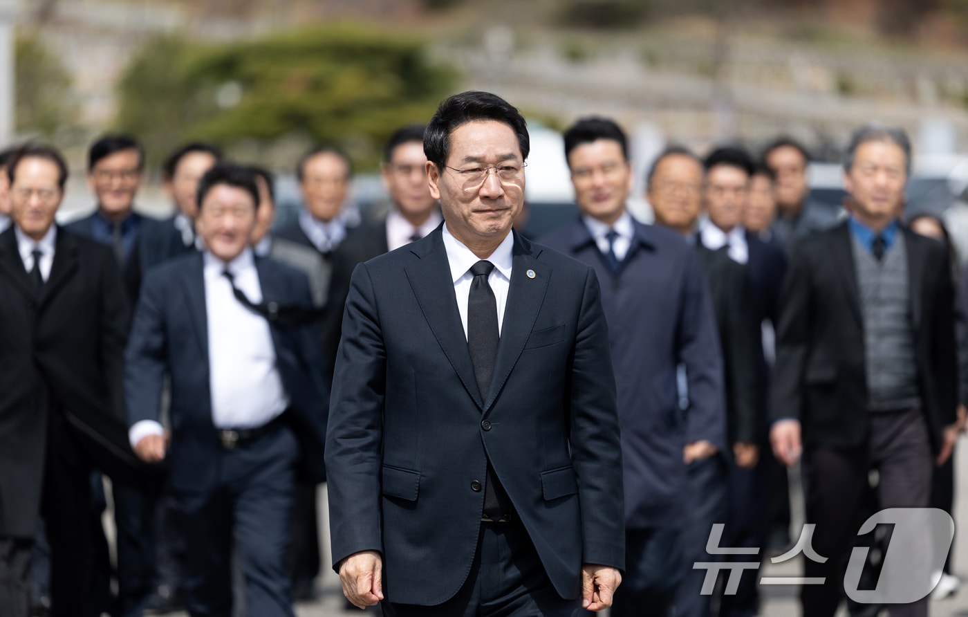 대선 출마를 선언한 유정복 인천시장이 13일 오전 서울 동작구 국립서울현충원에서 열린 기자회견에 참석하고 있다. 2025.4.13/뉴스1 ⓒ News1 이승배 기자