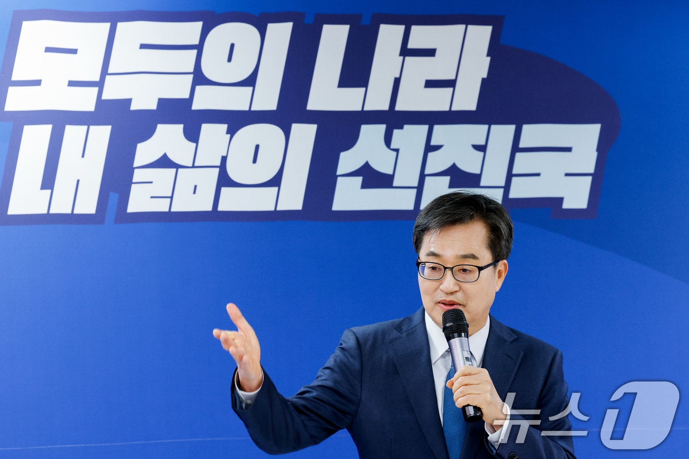 더불어민주당 대권주자인 김동연 경기도지사가 13일 서울 여의도에 마련된 캠프에서 열린 '유쾌한 캠프의 더 유쾌한 다방' 행사에 참석해 모두 발언하고 있다. 2025.4.13/뉴스1 ⓒ News1 안은나 기자