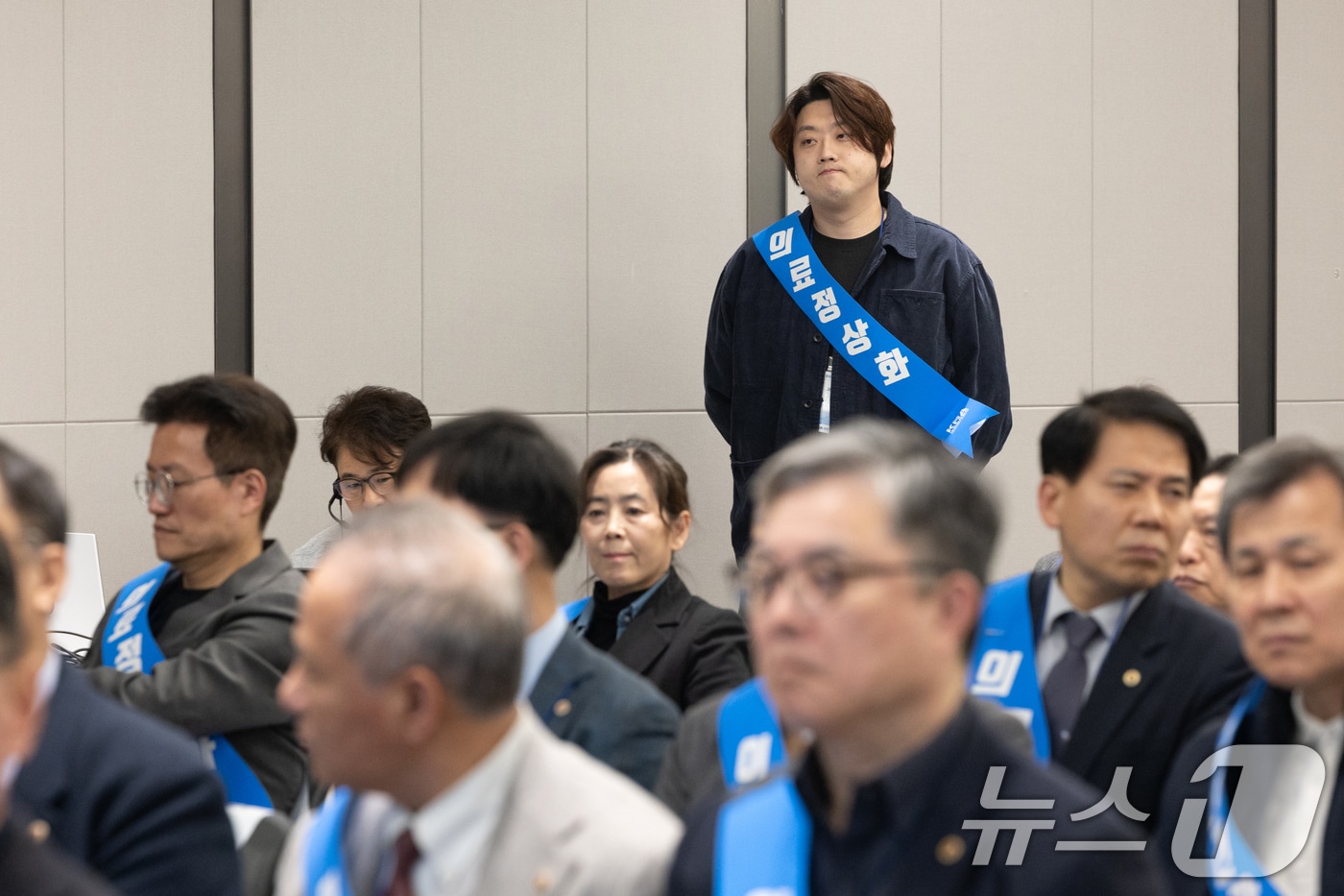 박단 대한전공의협의회 비상대책위원장이 13일 오후 서울 용산구 대한의사협회에서 열린 의료정상화를 위한 전국의사대표자대회에 참석하고 있다. 2025.4.13/뉴스1 ⓒ News1 이승배 기자