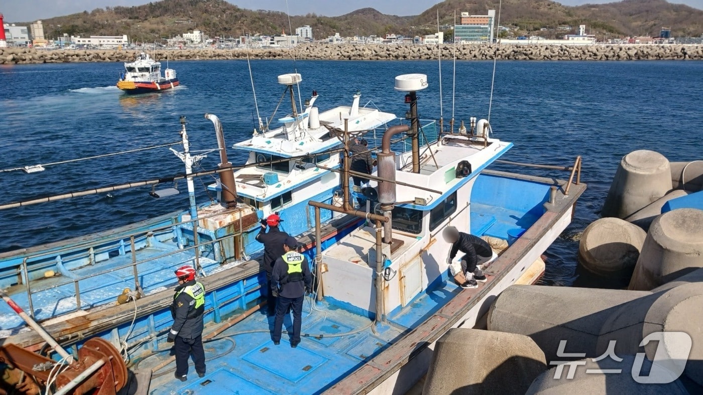 13일 오전 경북 포항해양경찰서 남구 구룡포파출소 직원들이 구룡포 항내에서 강풍에 고정줄이 풀린 어선 2척을 안전조치를 하고 있다. (포항해양경찰서제공, 제판매 및 DB 금지) 2025.4.13/뉴스1