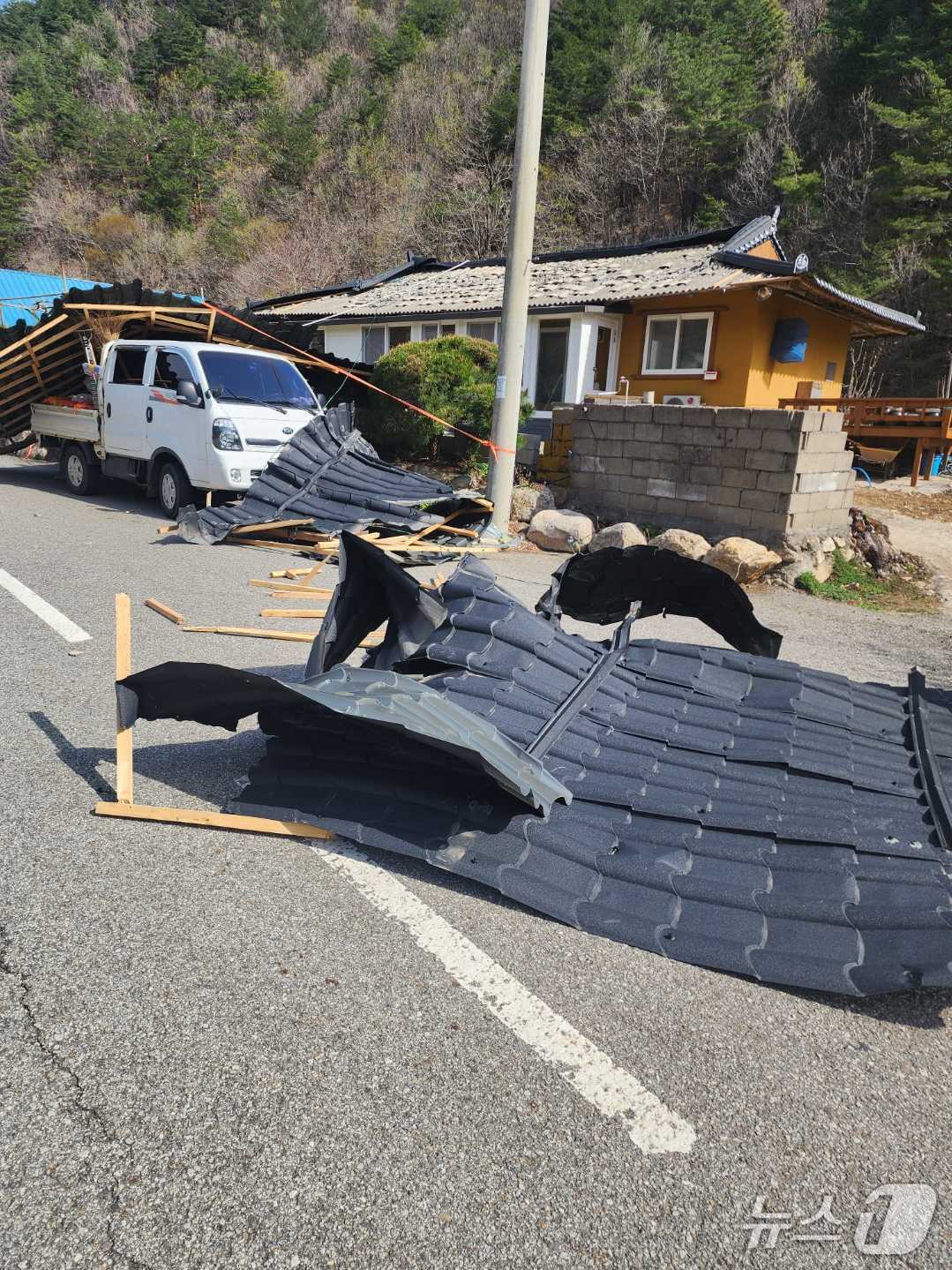 13일 강원에 비바람이 친 가운데, 이날 오전 9시 19분쯤 삼척시 미로면의 한 주택에서 지붕이 날아가는 피해가 발생했다. (강원특별자치도소방본부 제공. 재판매 및 DB금지) 2025.4.13/뉴스1
