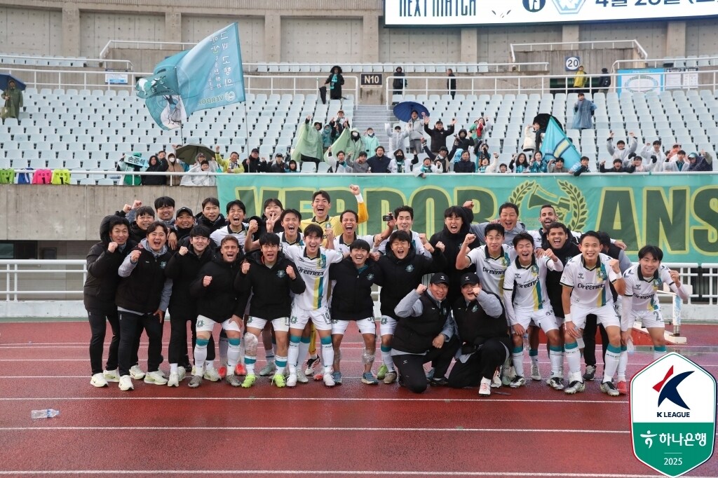 첫승 후 기뻐하는 안산 그리너스(한국프로축구연맹 제공)