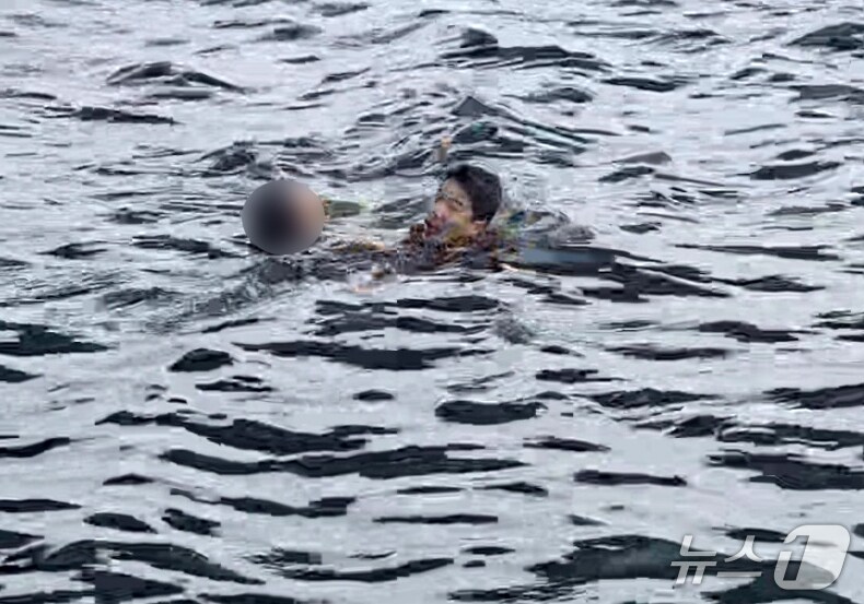 13일 오후 3시56분쯤 경북 영덕군 강구항에서 40대 A 씨(여)가 바다로 추락해 신고를 받고 출동한 해경 구조대에 무사히 구조됐다. 신고를 받고 출동한 해경구조대원이 A 씨를 구조하고 있다. (울진해양경찰서제공, 제판매 및 DB 금지) 2025.4.13/뉴스1 