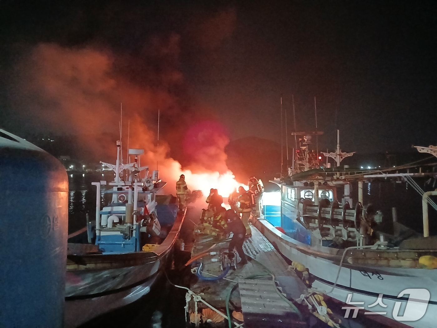 14일 오전 부산 사하구 다대동 어선 화재 현장.(부산소방재난본부 제공. 재판매 및 DB 금지)