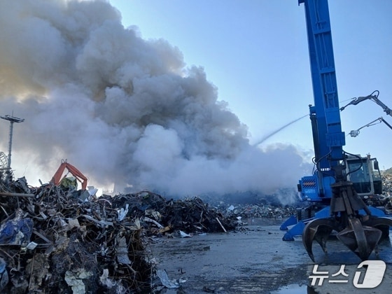 부산 사하구 YK스틸 야적장 화재 현장.(부산소방재난본부 제공. 재판매 및 DB금지)