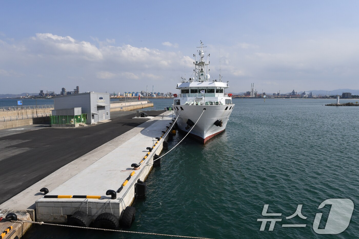 14일 경북 포항시 북구 포항여객선터미널 인근 전용부두에 해양수산부 수산자원조사선인 탐구 23호가 정박돼 있다. 이 전용부두는 오는 7월부터 한국지질자원연구원의 6000톤급 물리탐사선 '탐해3호' 의 모항으로 사용된다. 2025.4.14/뉴스1 ⓒ News1 최창호 기자