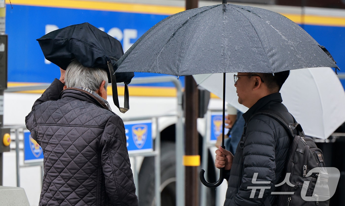우산 쓴 시민.(뉴스1 DB)ⓒ News1 김진환 기자