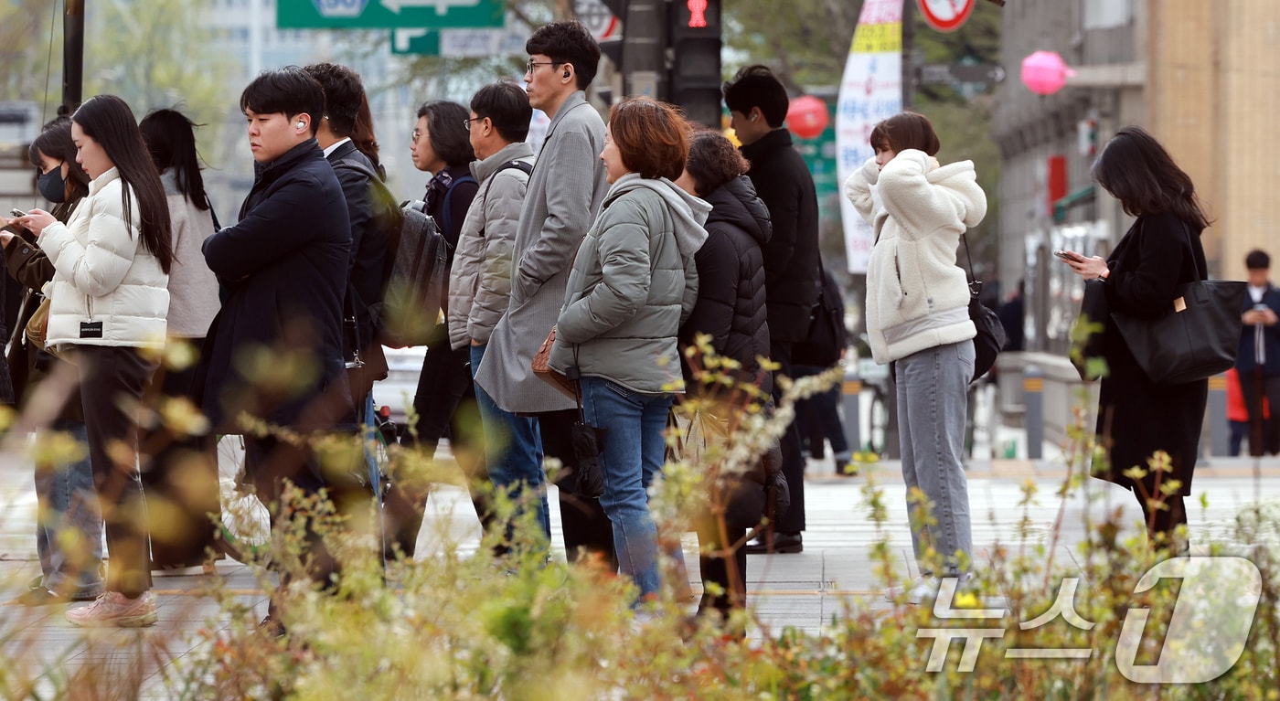 아침 최저기온이 평년보다 3~8도가량 낮은 쌀쌀한 날씨를 보인 14일 오전 서울 종로구 광화문 네거리에서 직장인들이 출근길을 서두르고 있다. 2025.4.14/뉴스1 ⓒ News1 김진환 기자